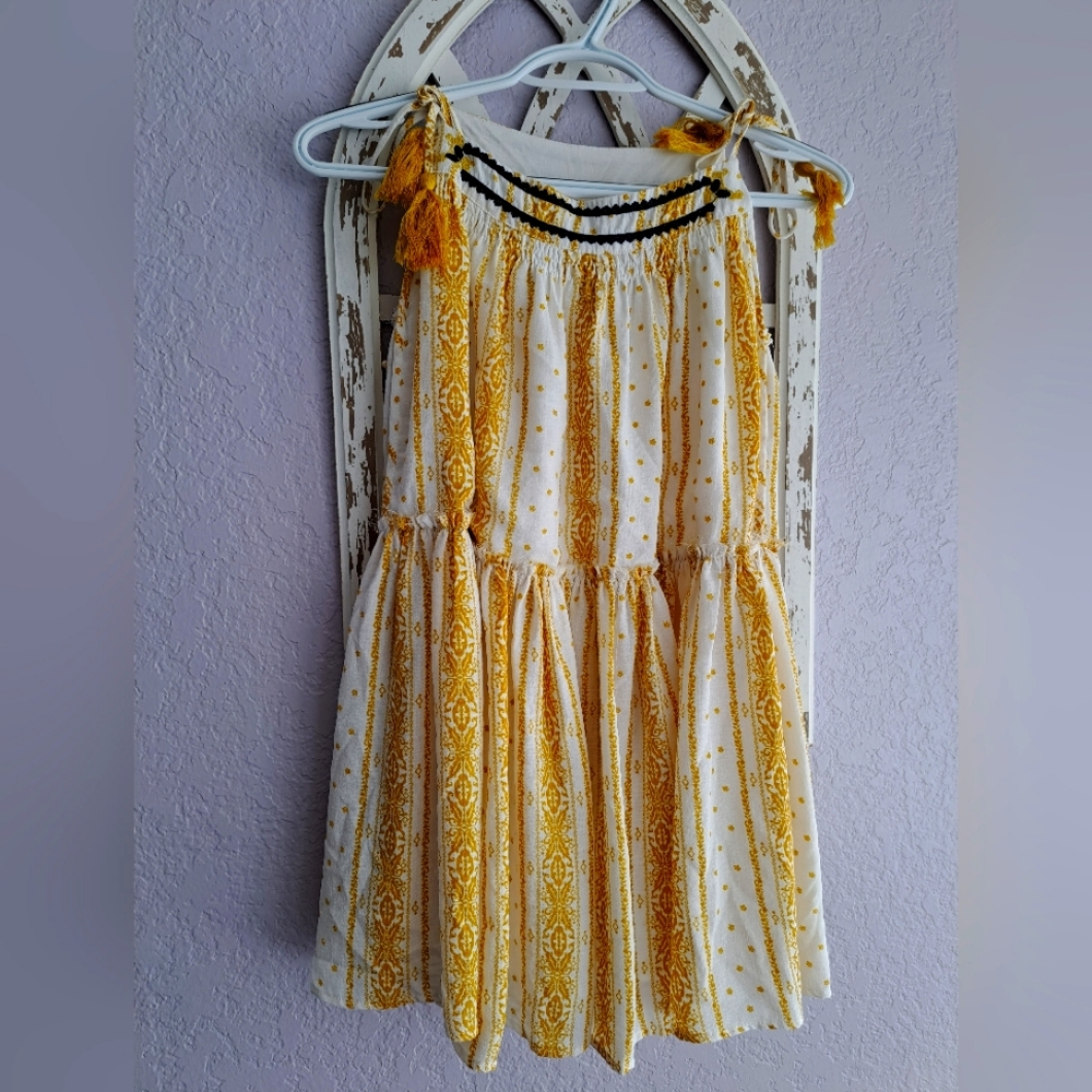 Flowy summer top size small made by Easel it has yellow, white and Black on it